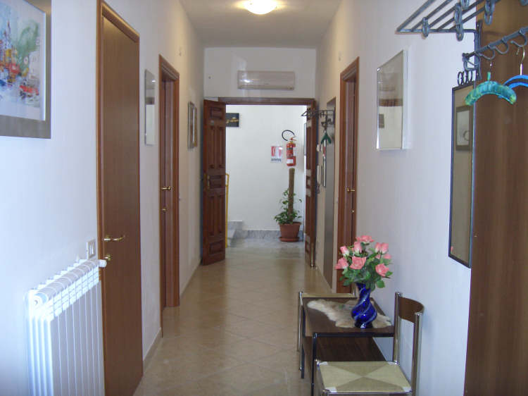 Corridoio con particolare climatizzatore ed estintore